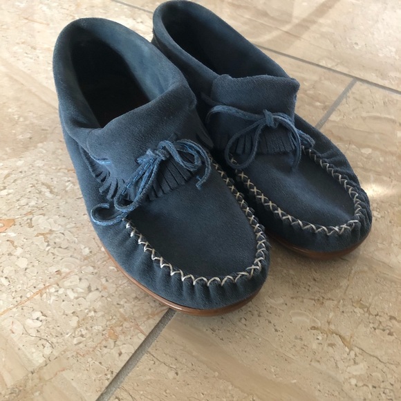 *SOLD* SoftMoc blue suede moccasins with white detail stitching - Picture 3 of 9